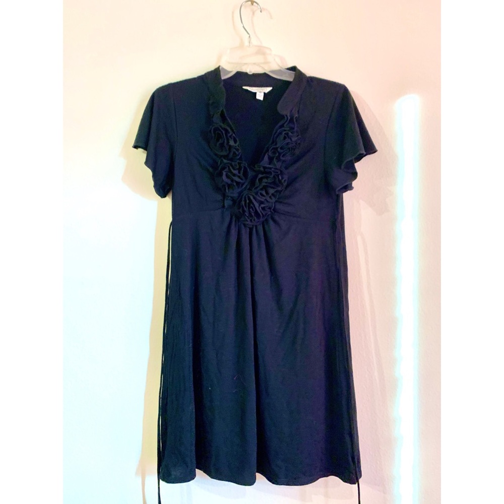 💕Black Dress with Floral Neckline Details